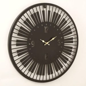 שעון קיר פסנתר בצבע שחור לבן