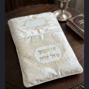 כרית לברית 70/47 קטיפה לבנה כיתוב זהב — תמונת מוצר