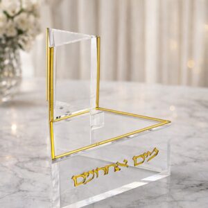 מ״א אקריליק משולש שקוף זהב — תמונת מוצר