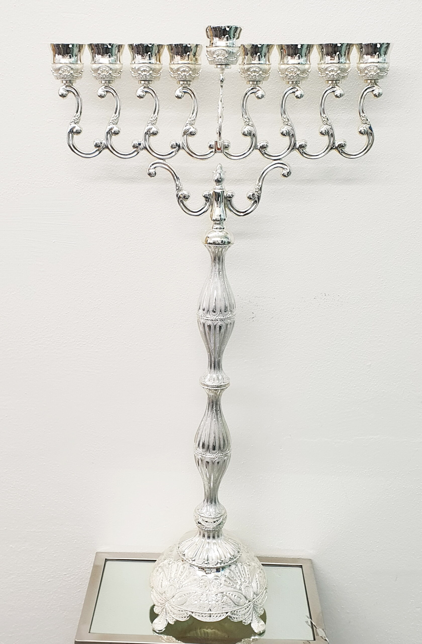 חנוכיה פיליגרן מוכספת 92/48 ס״מ — תמונת מוצר