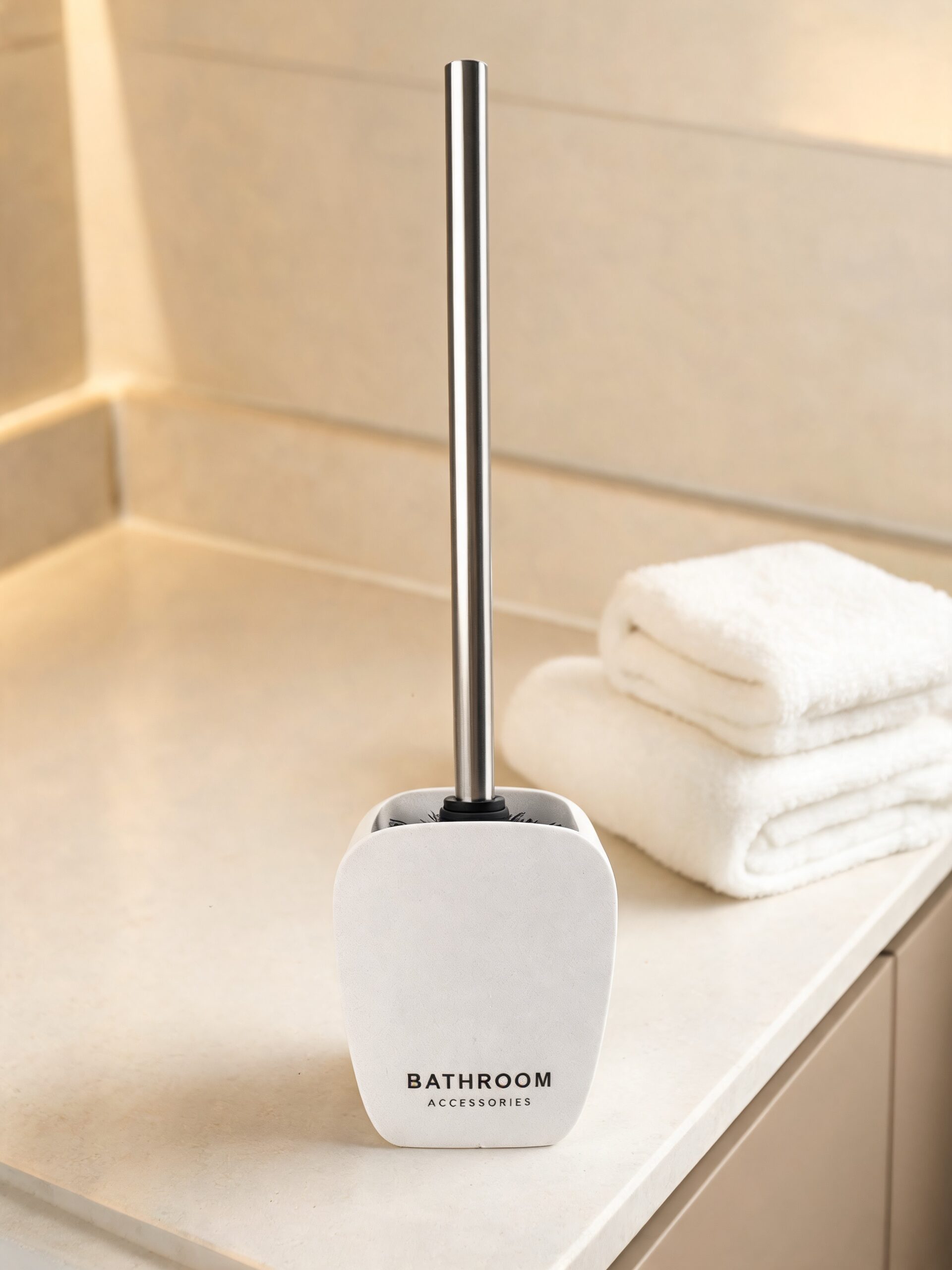 מברשת אסלה עם כן BATHROOM לבן ואפור — בשימוש בבית