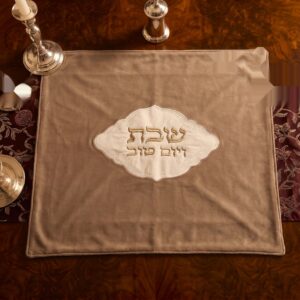 כיסוי פלטה קטיפה 70/80 חומה עם עיטור זהב — דגם MARLOW